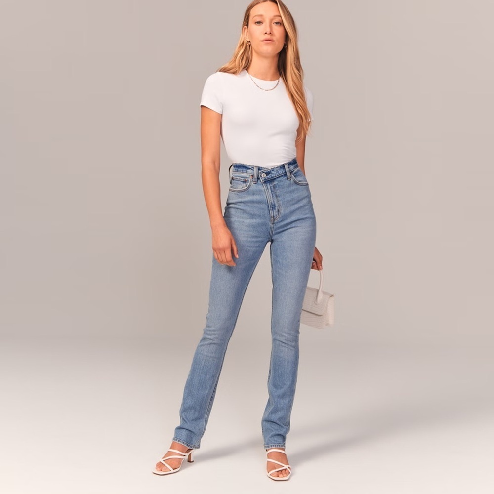 Abercrombie - Ultra High Rise 90s Slim Straight Jean - Criss-Cross Waistband